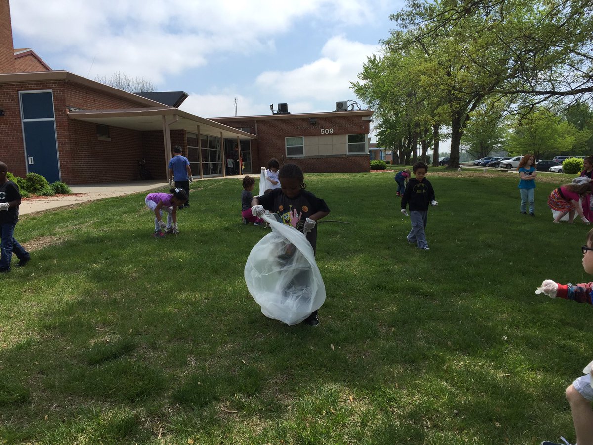 Mrs_Gear's tweet photo. My class cleaning up our school @RandallBears #isdstrong #EarthDay2016 https://t.co/Qpswhj43hr