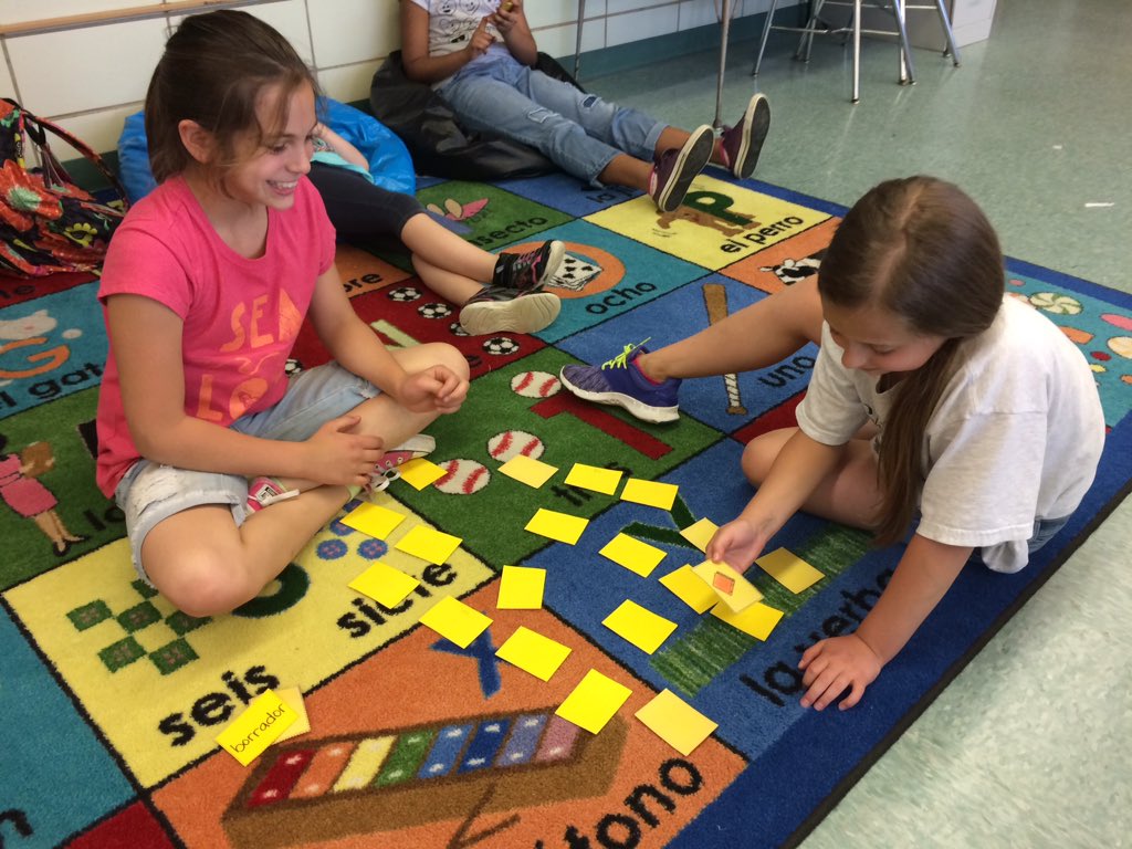 WFSmaestra's tweet photo. 4th graders are preparing for their quiz. Matching game! ✏️🖊📓📙✂️🚪#classroomobjects @CatenaColts https://t.co/1jZVDRcF3p