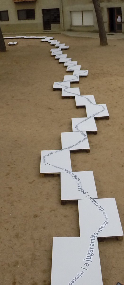 ERocaprevera's tweet photo. Ens agrada Sant Jordi! Cal·ligrama gegant de Salvat Papasseit, certamen literari, ombres xineses i fira del llibre! https://t.co/E2Ln4tNcxA