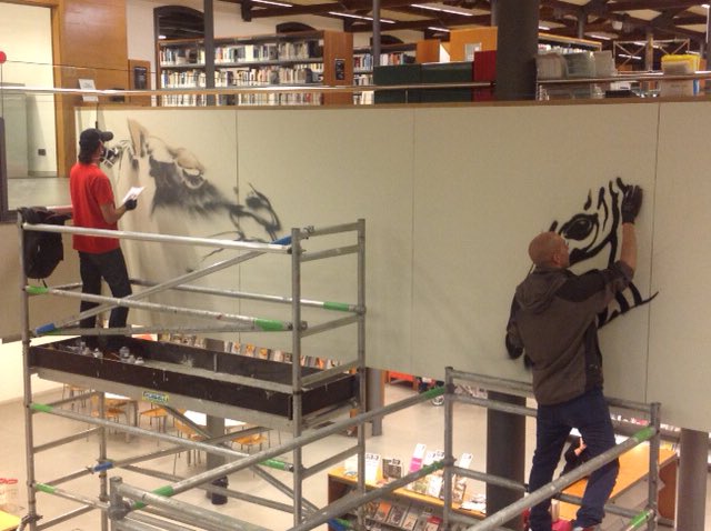 bibliotequesSBD's tweet photo. Grafftàstiks @WerensPuig Treze i Krane comencen el mural #vaporbadia @pere_quart #RevetllaSantJordi #SantJordiSBD https://t.co/5ndMHkT2BJ