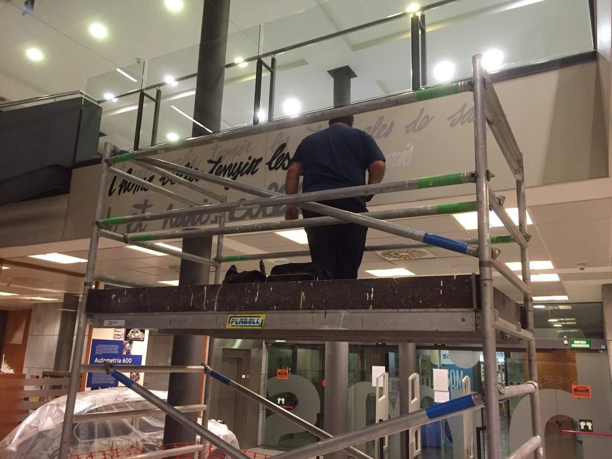 bibliotequesSBD's tweet photo. Grafftàstiks @WerensPuig Treze i Krane comencen el mural #vaporbadia @pere_quart #RevetllaSantJordi #SantJordiSBD https://t.co/5ndMHkT2BJ