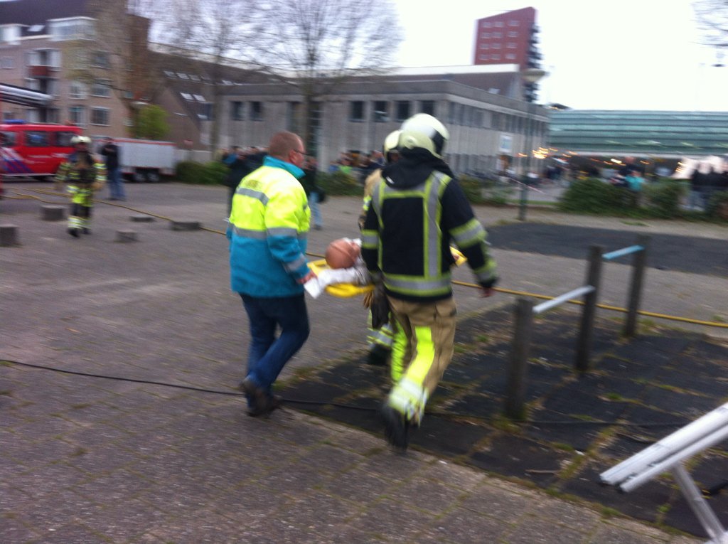wm_dejong's tweet photo. @BRW_Houten oefent tijdens het regenboogfestival van de @HoutenseHelden . Stoere mannen en vrouwen! #altijdparaat https://t.co/EARoRVEpx9
