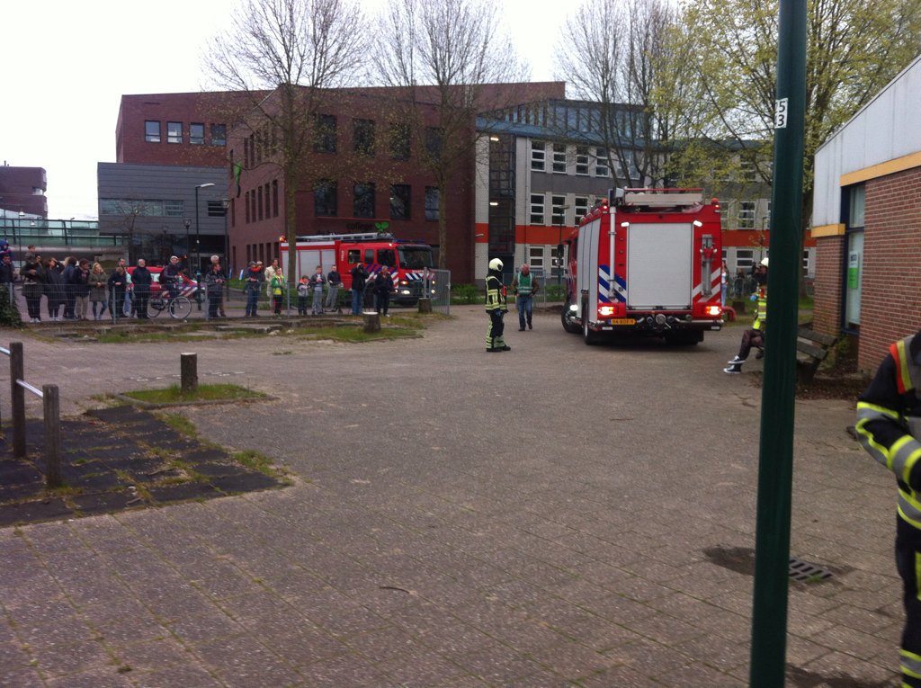 wm_dejong's tweet photo. @BRW_Houten oefent tijdens het regenboogfestival van de @HoutenseHelden . Stoere mannen en vrouwen! #altijdparaat https://t.co/EARoRVEpx9