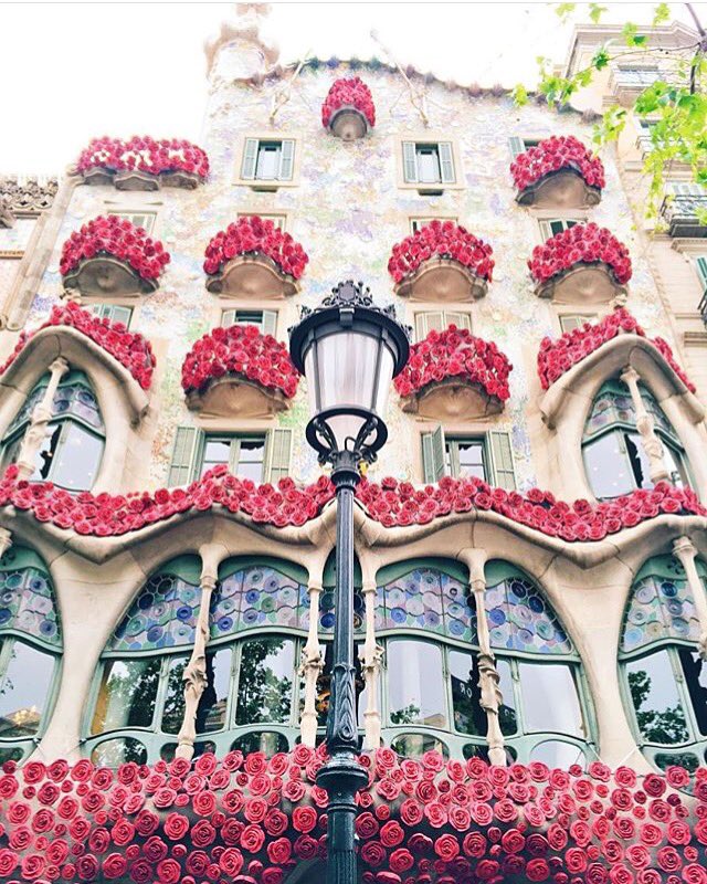 thebarcelonist's tweet image. ~ ¡Qué bello es #SantJordi2016 en la @CasaBatlloGaudi! 🐲📚🌹~
🔹Foto by @monicatorne 
#Barcelona #thebarcelonist #bcn