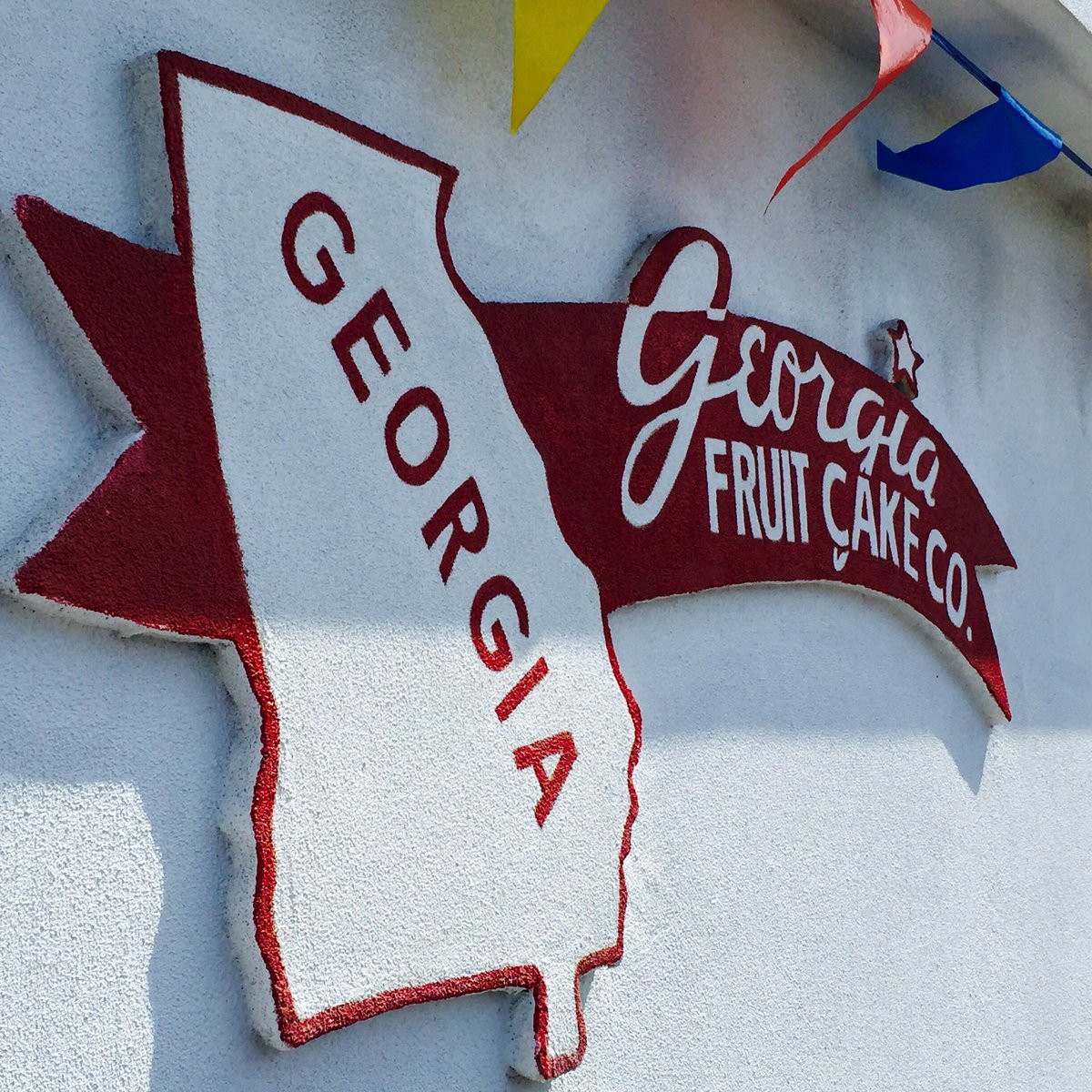 mizmurrad's tweet photo. Such a fun experience visiting the fruit cake Capitol of the world! #claxtonGA https://t.co/6LACicM1Uc