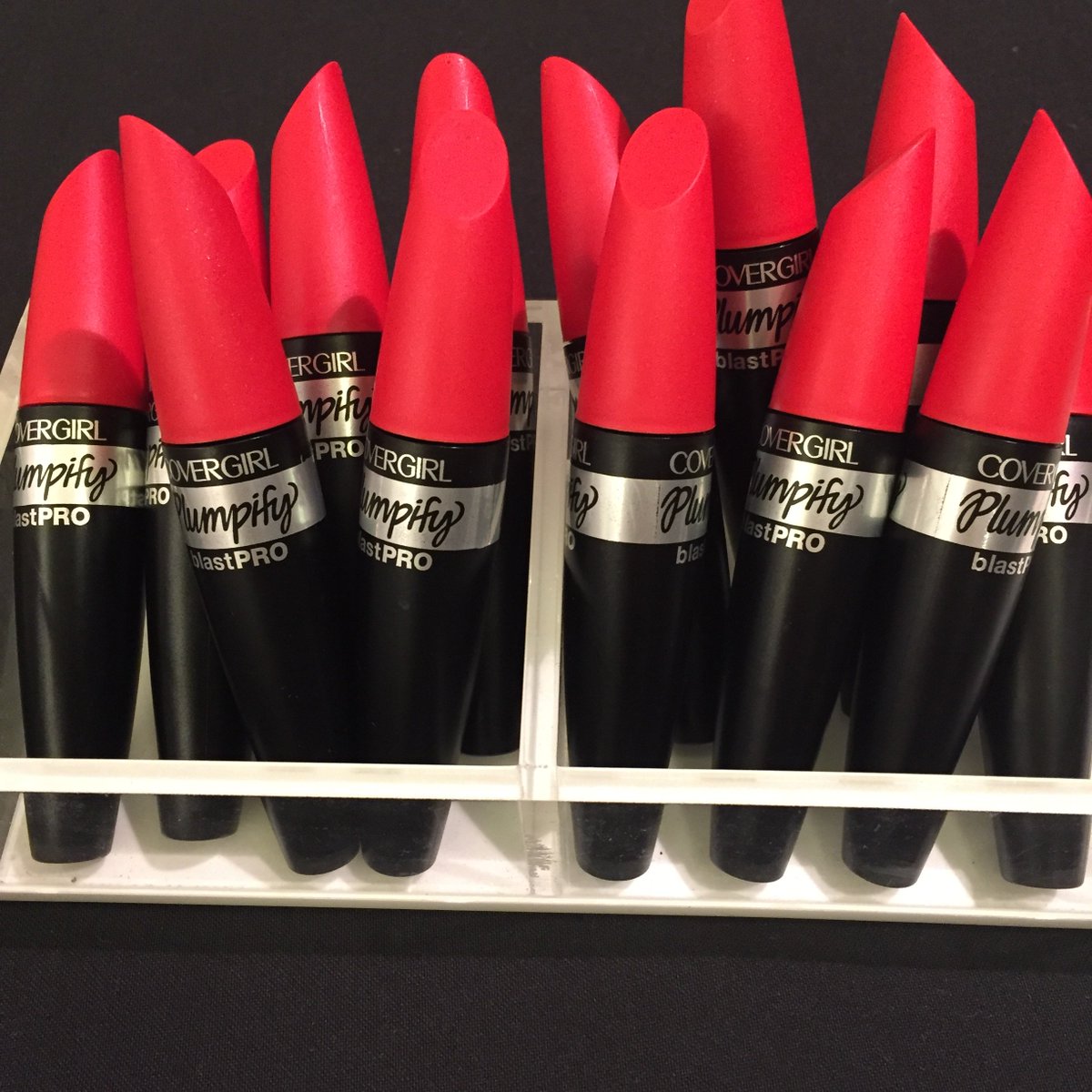 COVERGIRL's tweet photo. When you (& your lashes) need a lift on a Friday. #Plumpify https://t.co/ZGqHrempbn