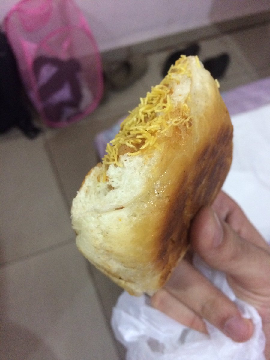 AnandSukhinder's tweet photo. My first #Dabli in #Pune and I have to say it was very good for ₹ 12/-!
#FoodPorn ✔️ https://t.co/3Y5DhEmgSx