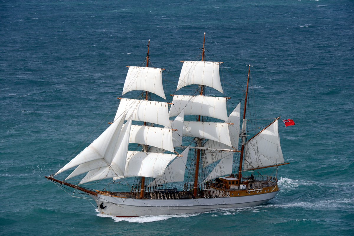 SVKaskelot's tweet photo. Happy Friday to all! #kaskelot #summersailing #Bristol #underfullsail #tallships #squarerig #traditional #seamanship https://t.co/uAYLvJ3K7o