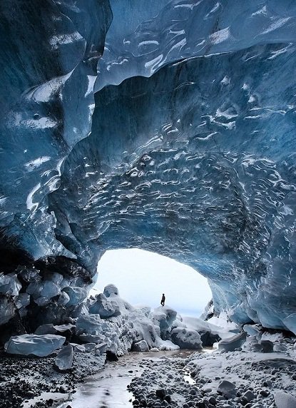 RestoDelMundo13's tweet photo. Te gusta??? Gigante cueva de hielo en Islandia. Skaftafell, en la base de un glaciar! https://t.co/QV4ags906X