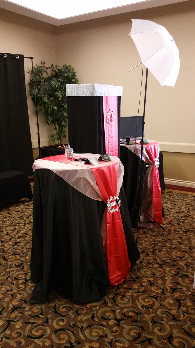 SmartBooth1's tweet image. A look at our first booth.....all dressed up in red and white to match the event
#SmartBooth #photobooth