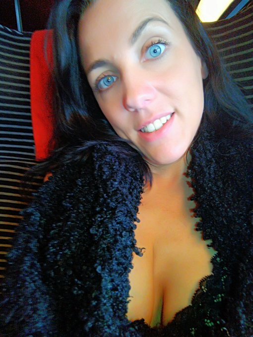 💋💞Merci pour l'accueil plein de bisous et plein de photoooooos &agrave; venir !! 💋👅 #NGOT https://t.co/fGuB<a href="/tag/ngot"class="tags"><span>#ngot</span></a>