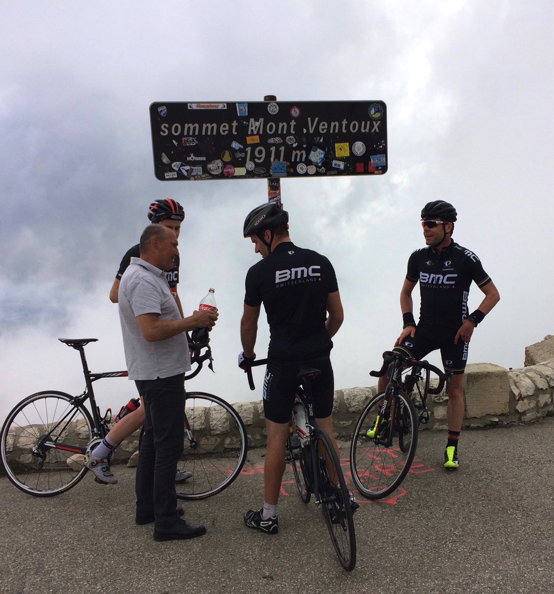 Guess who else thought today wld be a good day for #ventoux. #BMC #CadelEvans looking cool with the rainbow bands.