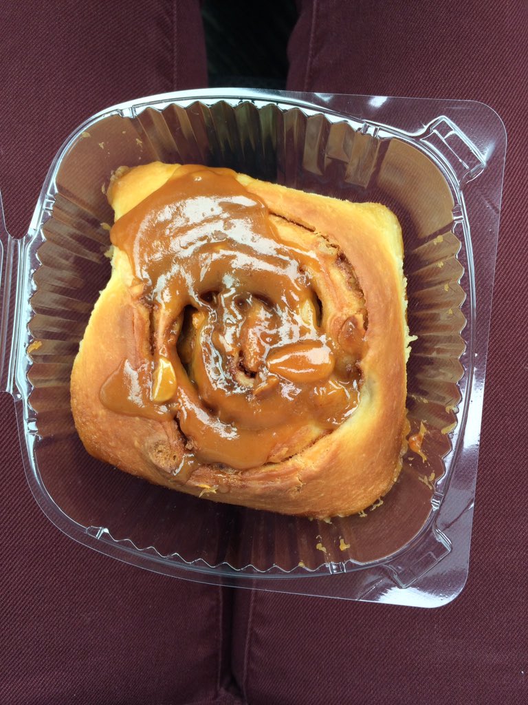 friday morning juice deliveries made possible thanks to <a href="/reddoorinjars/">Red Door Provisions</a> heavenly peach almond bun! 💕💕 #nomnomnom