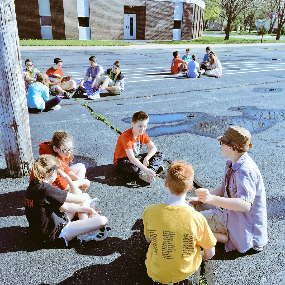 MrSmithMtZ's tweet photo. #EarthDay @WL_MS Ss reading 2 my class &amp; @Reber_5thGrade #MrSmith5thgrade #wlcardpride #5thgradelife https://t.co/2DzhzVZgU0