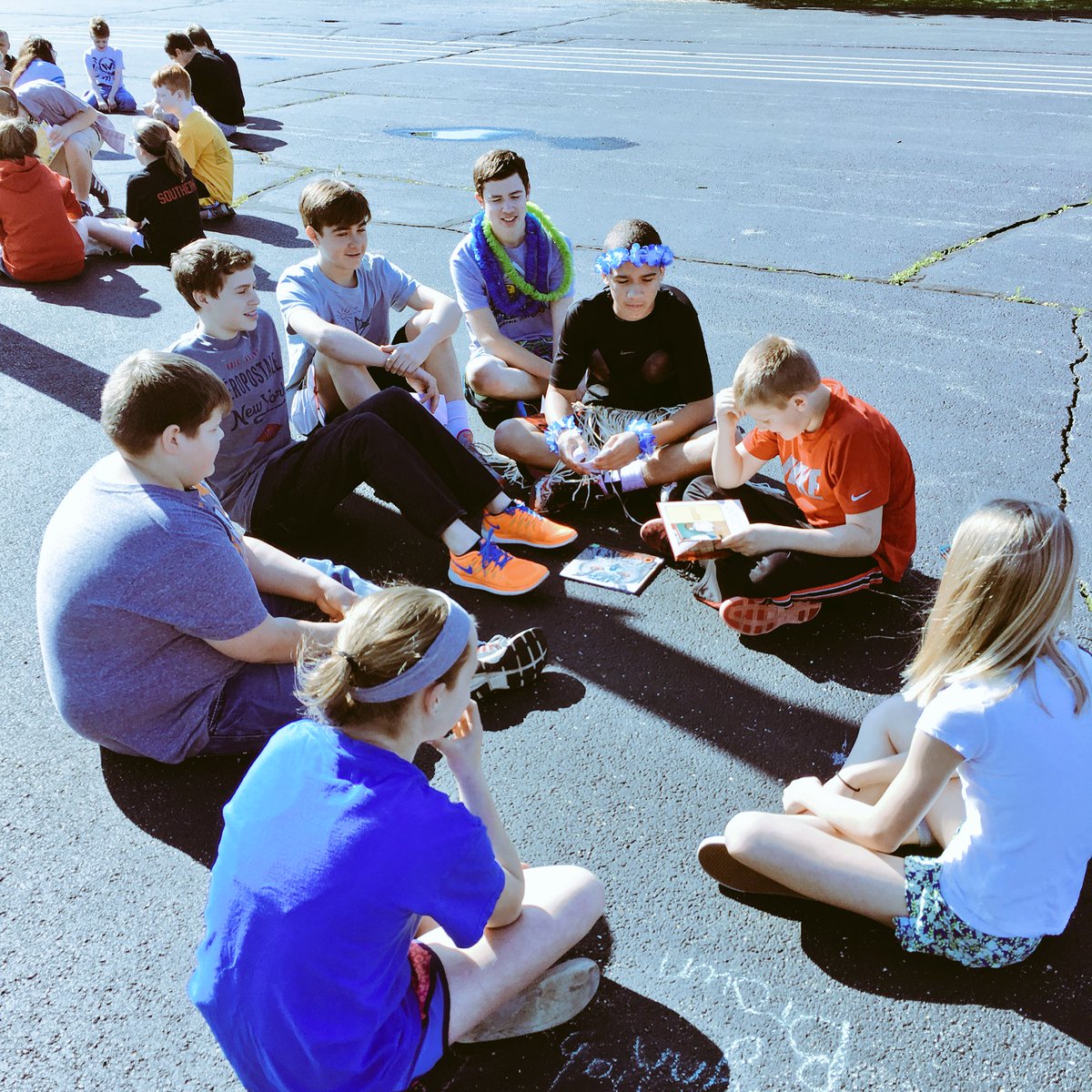 MrSmithMtZ's tweet photo. #EarthDay @WL_MS Ss reading 2 my class &amp; @Reber_5thGrade #MrSmith5thgrade #wlcardpride #5thgradelife https://t.co/2DzhzVZgU0