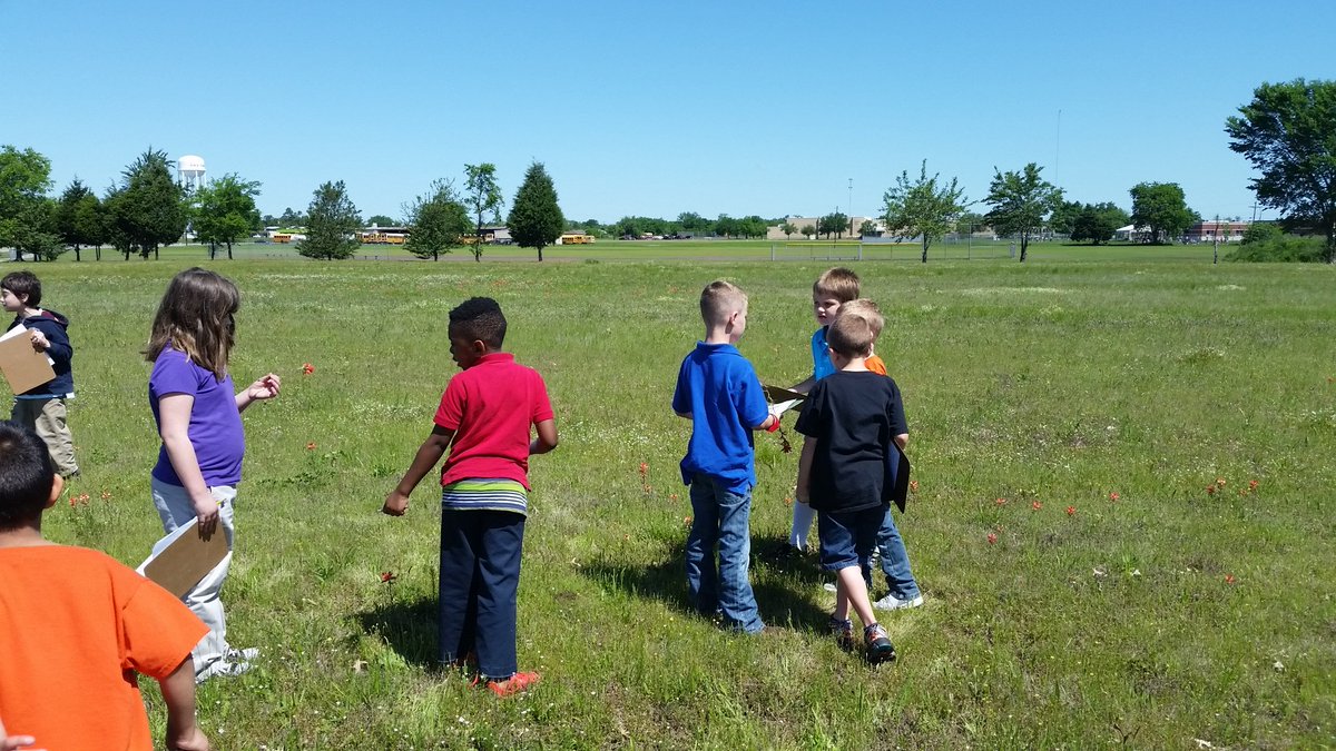 rangerdanger101's tweet image. First grade went on a nature hike! #investigatinourworld @CESTinyTigers @Commerce_ISD