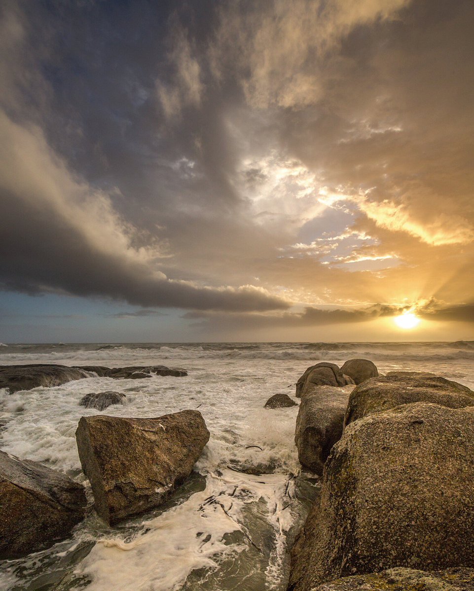 KMijlof's tweet photo. When #capetown puts out a storm warning, advising people to stay indoors, you go outside! https://t.co/Z1gsaUDZQ5