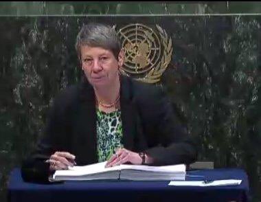 UNKlima's tweet photo. .@bmub's Barbara #Hendricks bei der Unterzeichnung des #ParisAgreement für Deutschland https://t.co/Ka85MXHWWY