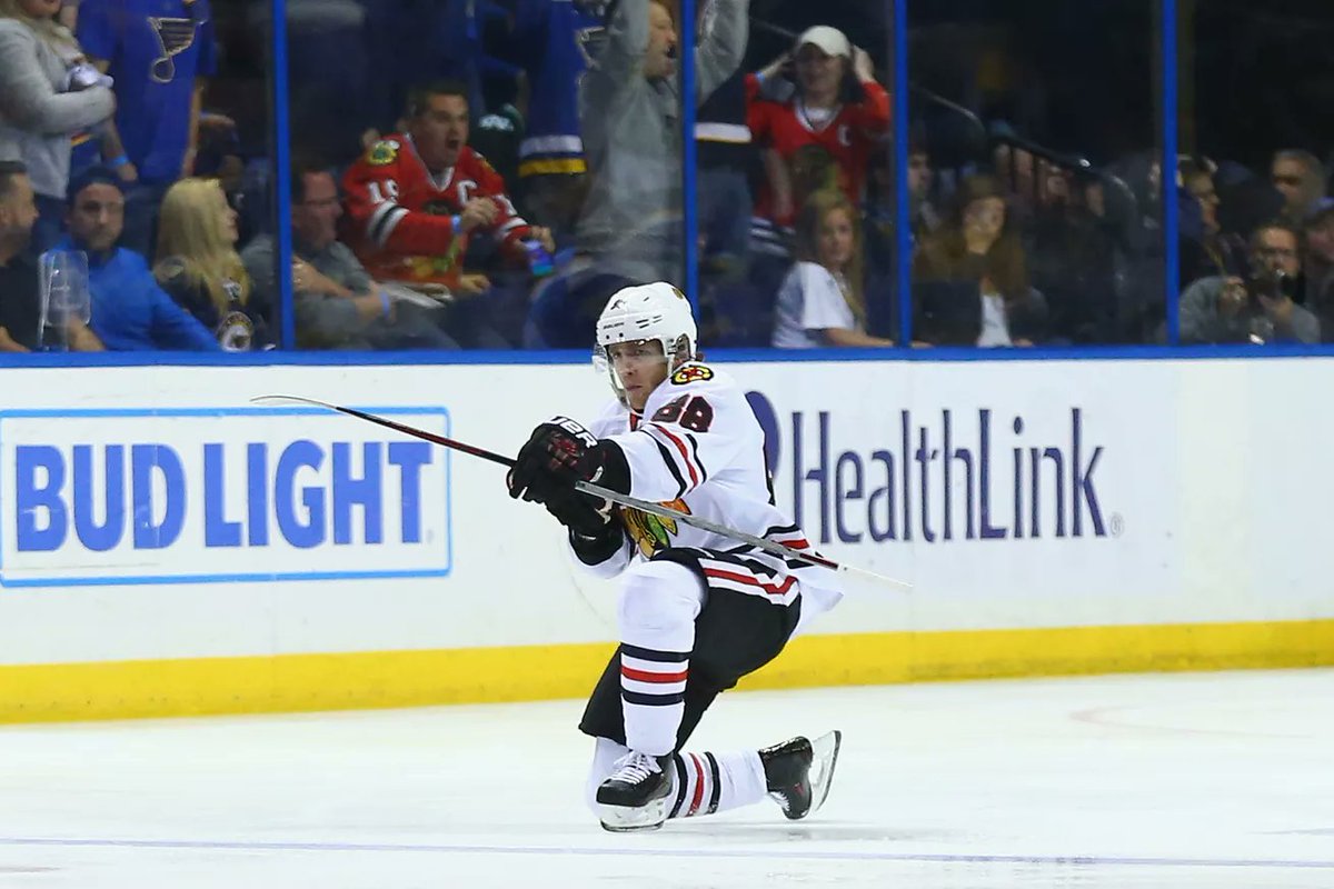 luckymaskgames's tweet photo. @88PKane back at it again with those silky mitts #nhlplayoffs #snipeshow https://t.co/kXnN9hBmUw
