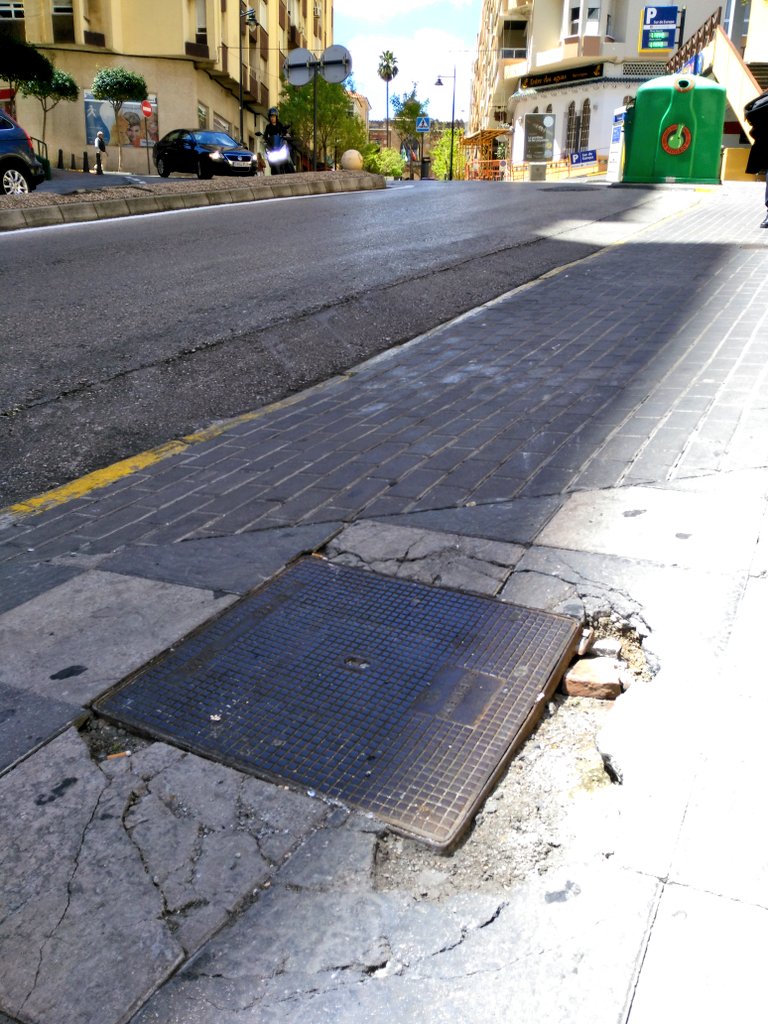 A_elmontajista's tweet photo. Boquete peligroso en C/Trafalgar @aytoalgeciras @jacintomunozma @conesapaula ,por poco me parto un tobillo #Solución https://t.co/DIWNHcz50R
