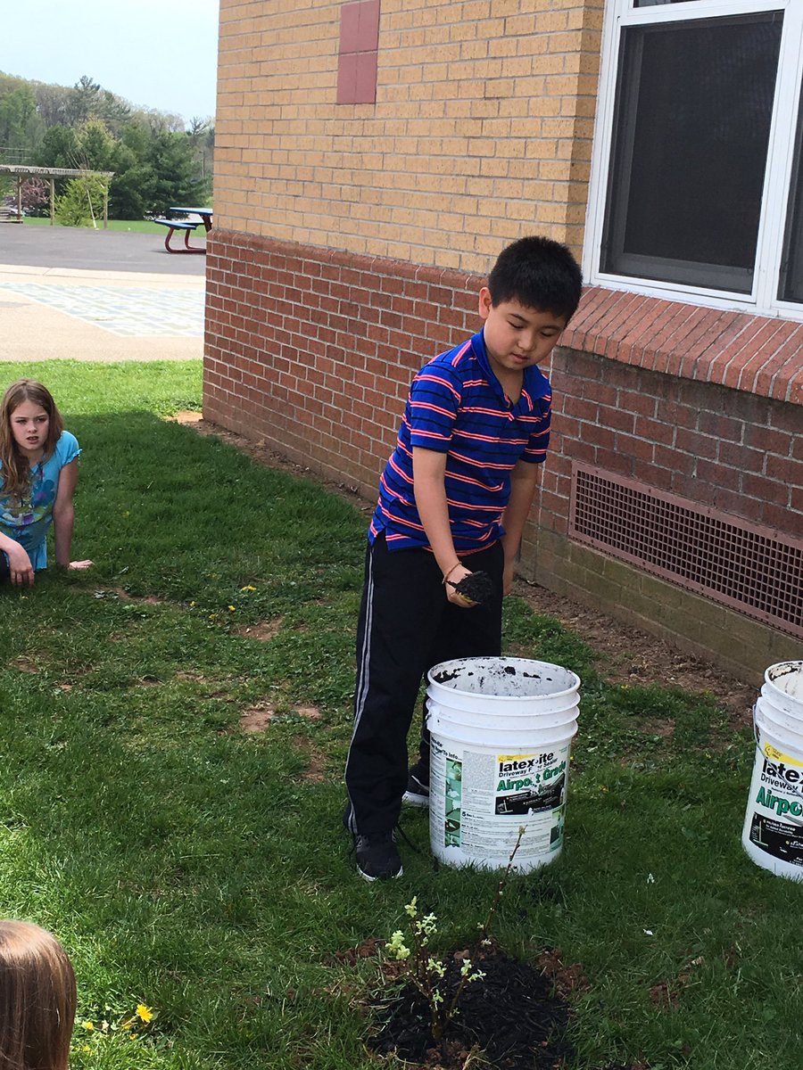 MrsKellyRT's tweet photo. Planting a pussy willow tree on Earth Day! @mem76rt https://t.co/UzzPfhARuZ