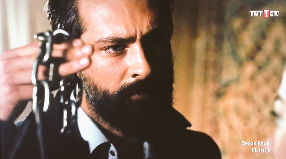 FanFilintaDizi's tweet photo. "Oyun bitti, Leyla." 👊🏻

#FilintaSezonFinali https://t.co/qGk9ktwpxu