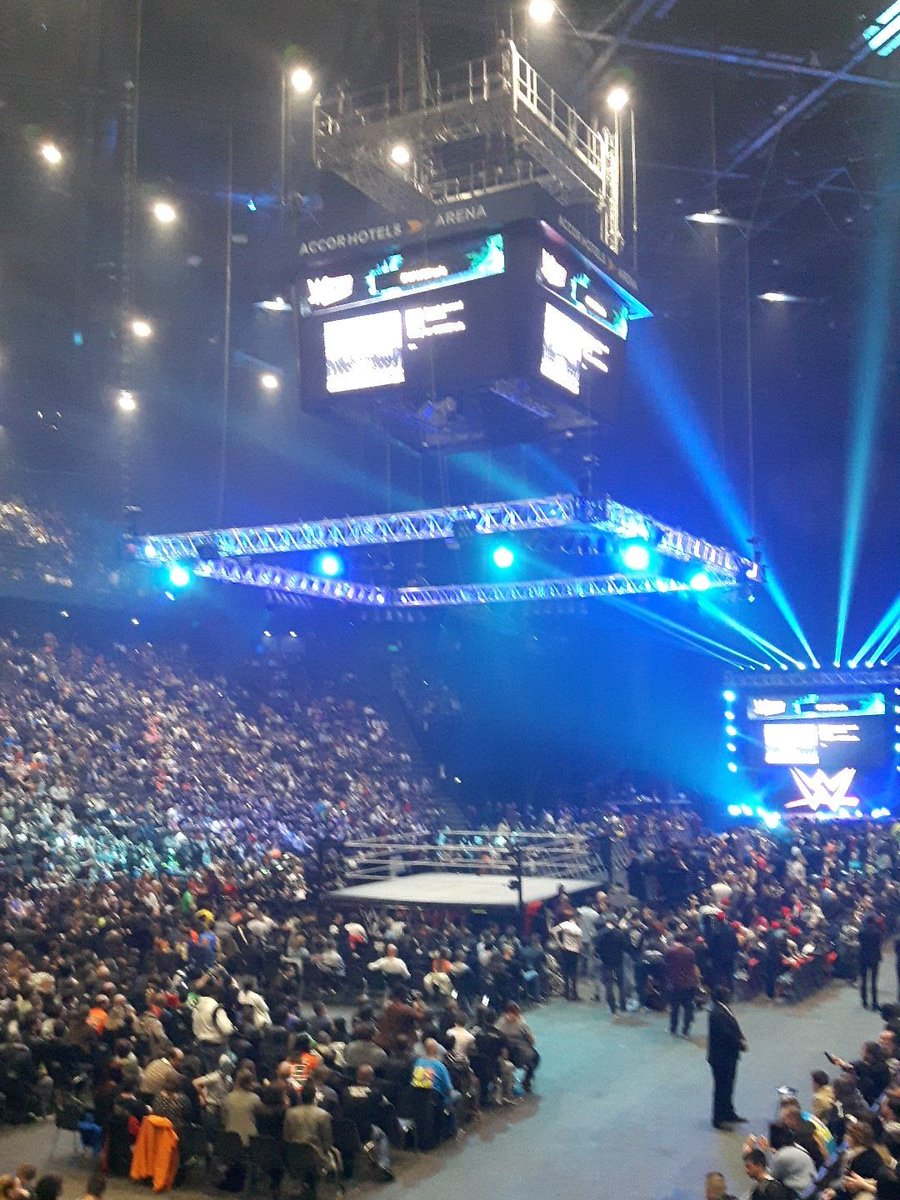 Norcky's tweet photo. Prêt pour #WWEParis ☺ https://t.co/AjHkuwbJEm