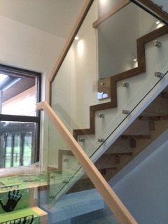 cwvincent15's tweet photo. 50mm oak treads and risers. Painted strings. Stainless steel standoffs with 12mm glass. #joinery #bespoke #stairs https://t.co/uXSVAvEzeZ