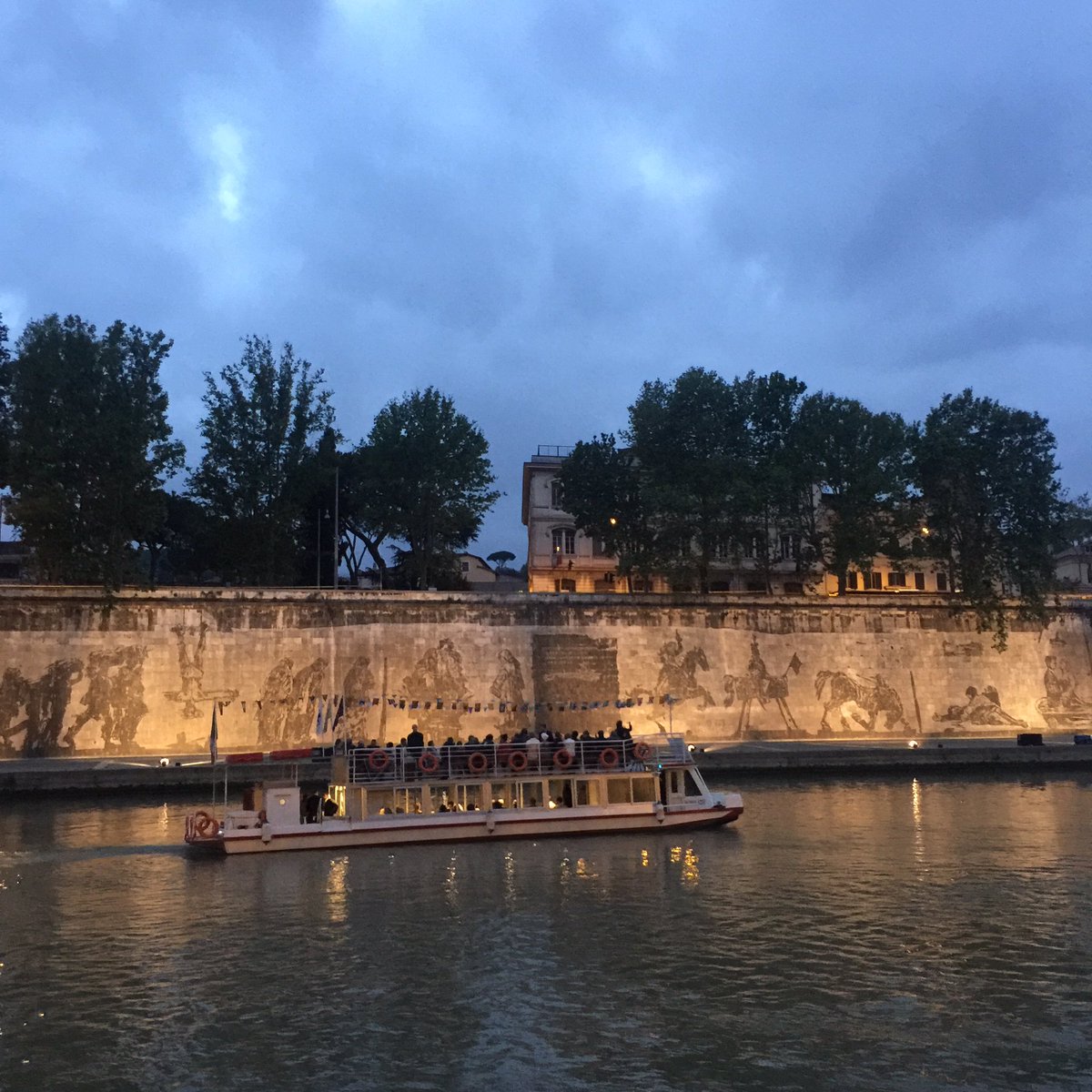 PetronioRoberta's tweet photo. Aspettando  #triumphsandlaments #Tevereterno #Roma #Tevere. #WilliamKentridge #NatalediRoma https://t.co/UJ84YicFz0