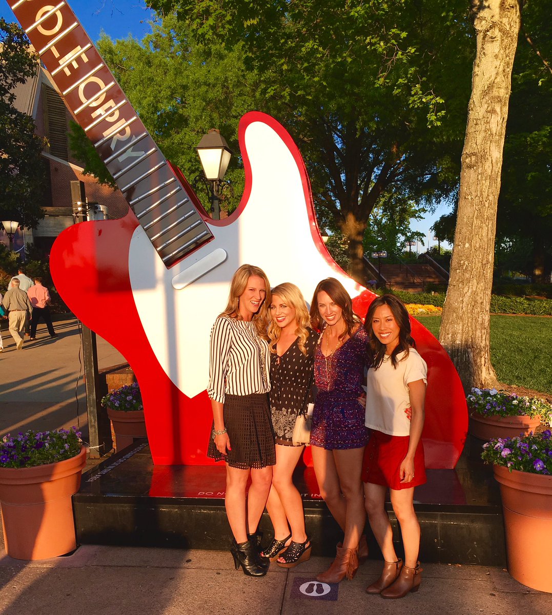 KyleeCruzTV's tweet photo. Grand Ole Opry with my favorite gals! #GoneCountry #NashBash2016 https://t.co/q9QfHt4dVg