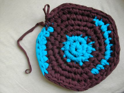 CraftStylish's tweet photo. #Upcycle a few old Tees into a sturdy rag rug.==>https://t.co/dBHWqkGAFf #eartyday #ecofriendlydiy https://t.co/HgB4sxzbGC