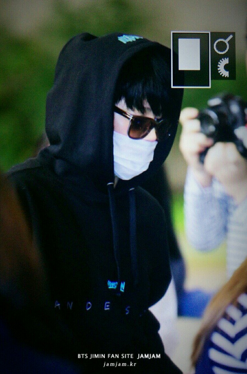 parkjamjam_kr's tweet photo. 160423 김포공항 출국 #JIMIN 화이팅! https://t.co/BdwVLhIPBs
