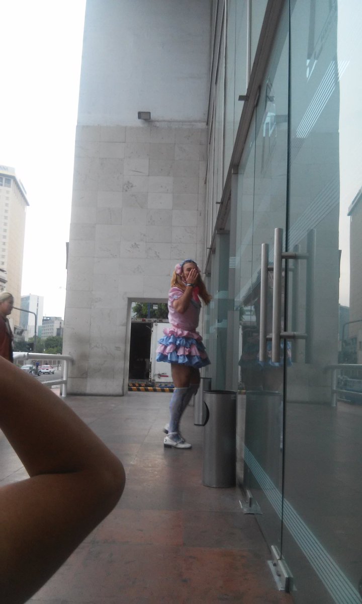SomuSofia's tweet photo. Aquí afuera de Expo reforma #Loncheando @Ladybeard_Japan 😍 https://t.co/MsnROF5Qp4