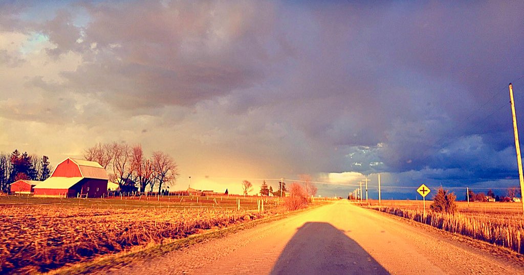 jsulzberger's tweet photo. Happy Earth Day 🌎 Couldn't help but share 4 of the 10000 pics of the sky i have on my phone 🌄🌅🌤🌾 https://t.co/9SLt39tvWO