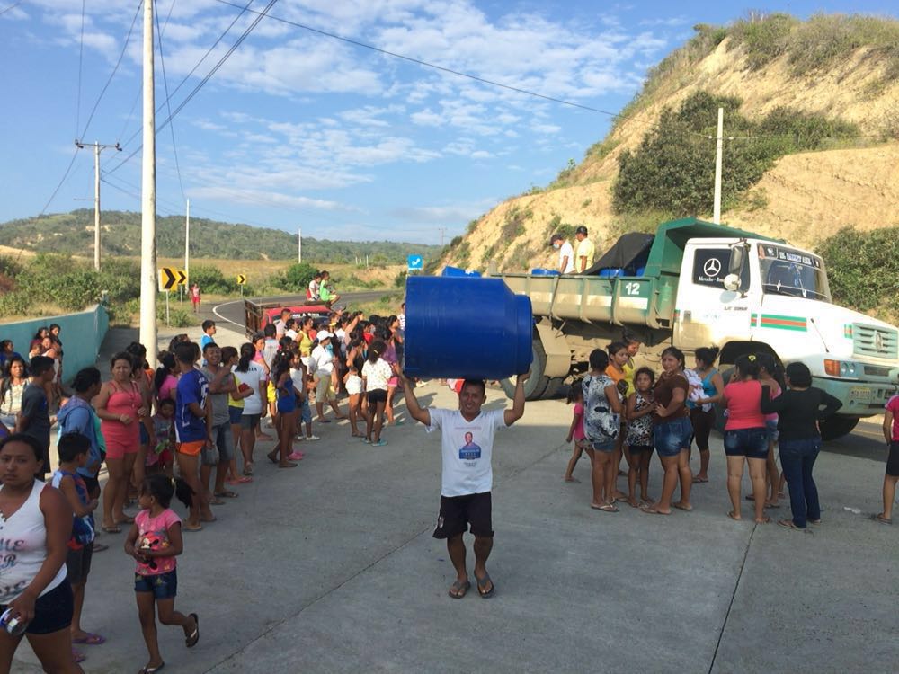 EcuadorHelp's tweet photo. Nothing can stop our volunteers! #EcuadorEarthquake #Water #AllEcuadirNeedsIsYou https://t.co/EKOQ3qPYbf