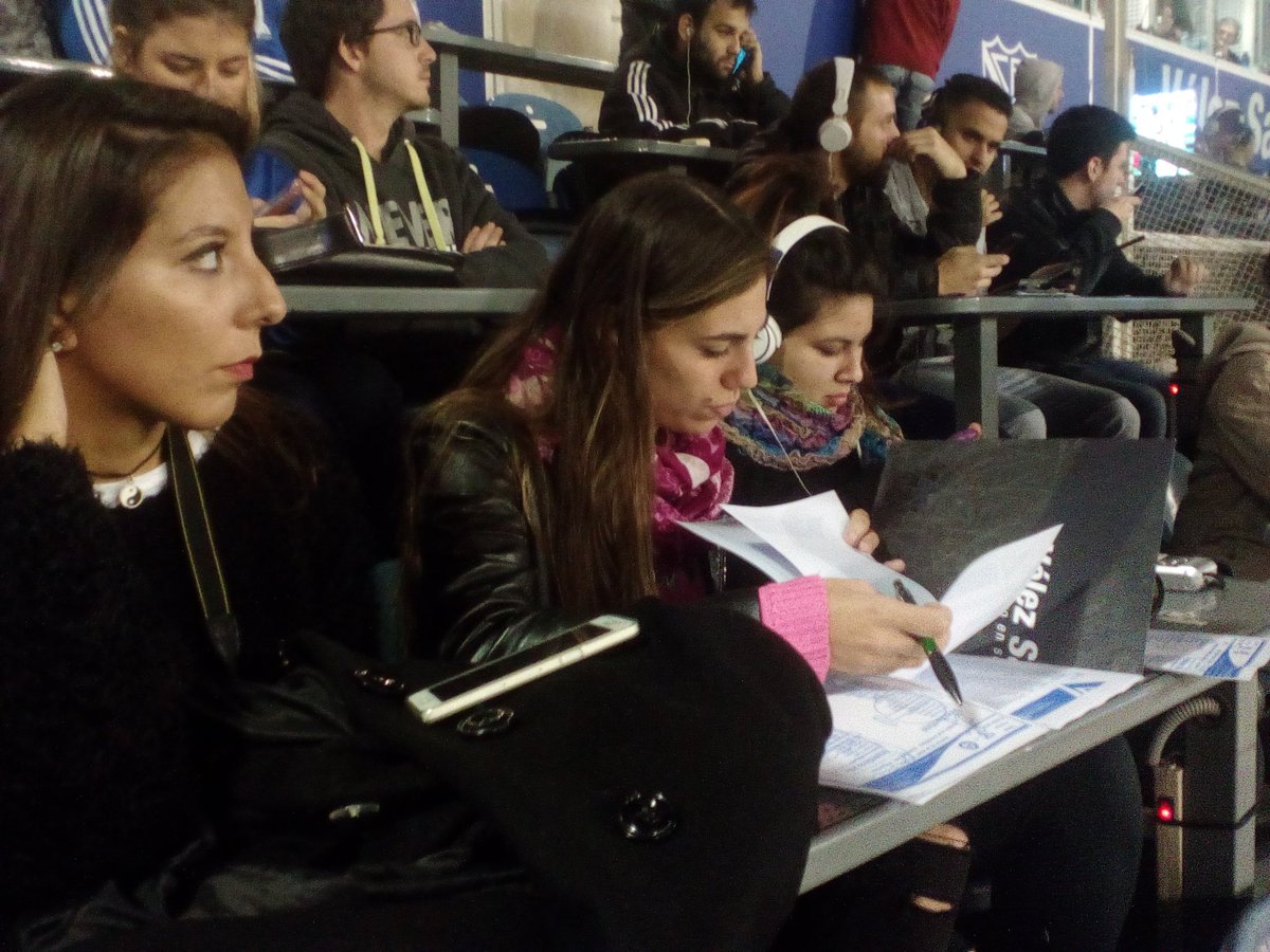 InstVelez's tweet photo. #HoyJuegaVelez Los Alumnos de Periodismo Deportivo haciendo la cobertura del Partido #Velez vs #Argentinos https://t.co/1x5boXxVnm