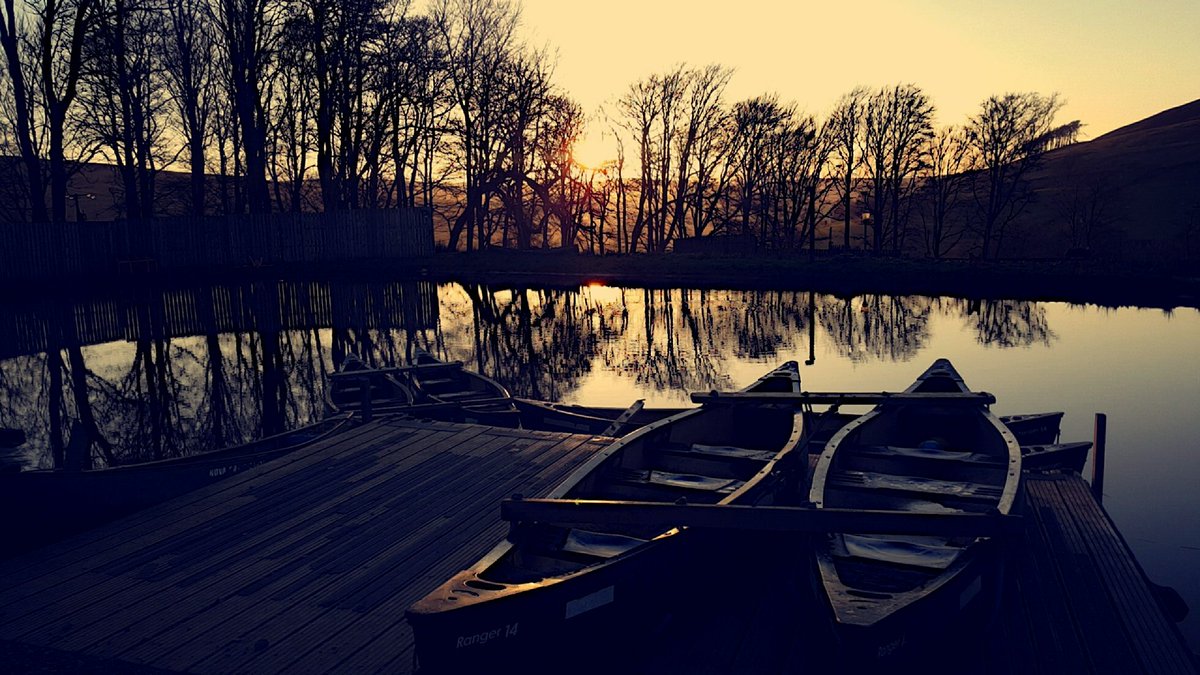 SallyReedx's tweet photo. Beautiful evening at BH @RealRobinwood this evening! Lovely view of the sunset whilst de rafting the canoes!👌😍 https://t.co/tZoTibGHAw