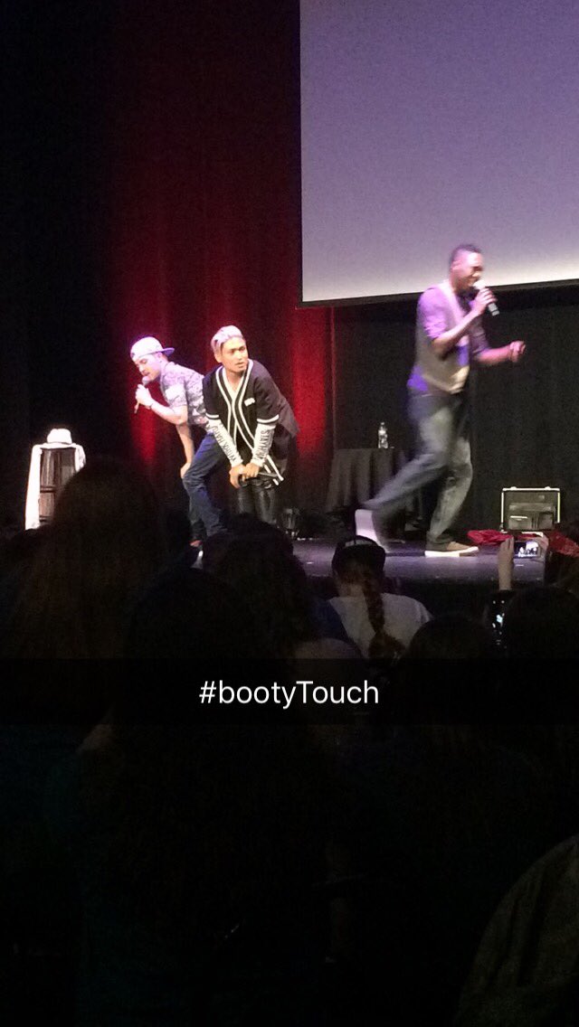 BeccaLynn827's tweet photo. #bootyTouch @JoshuaDtown #JoshuaOnTour https://t.co/qCt3R12osm
