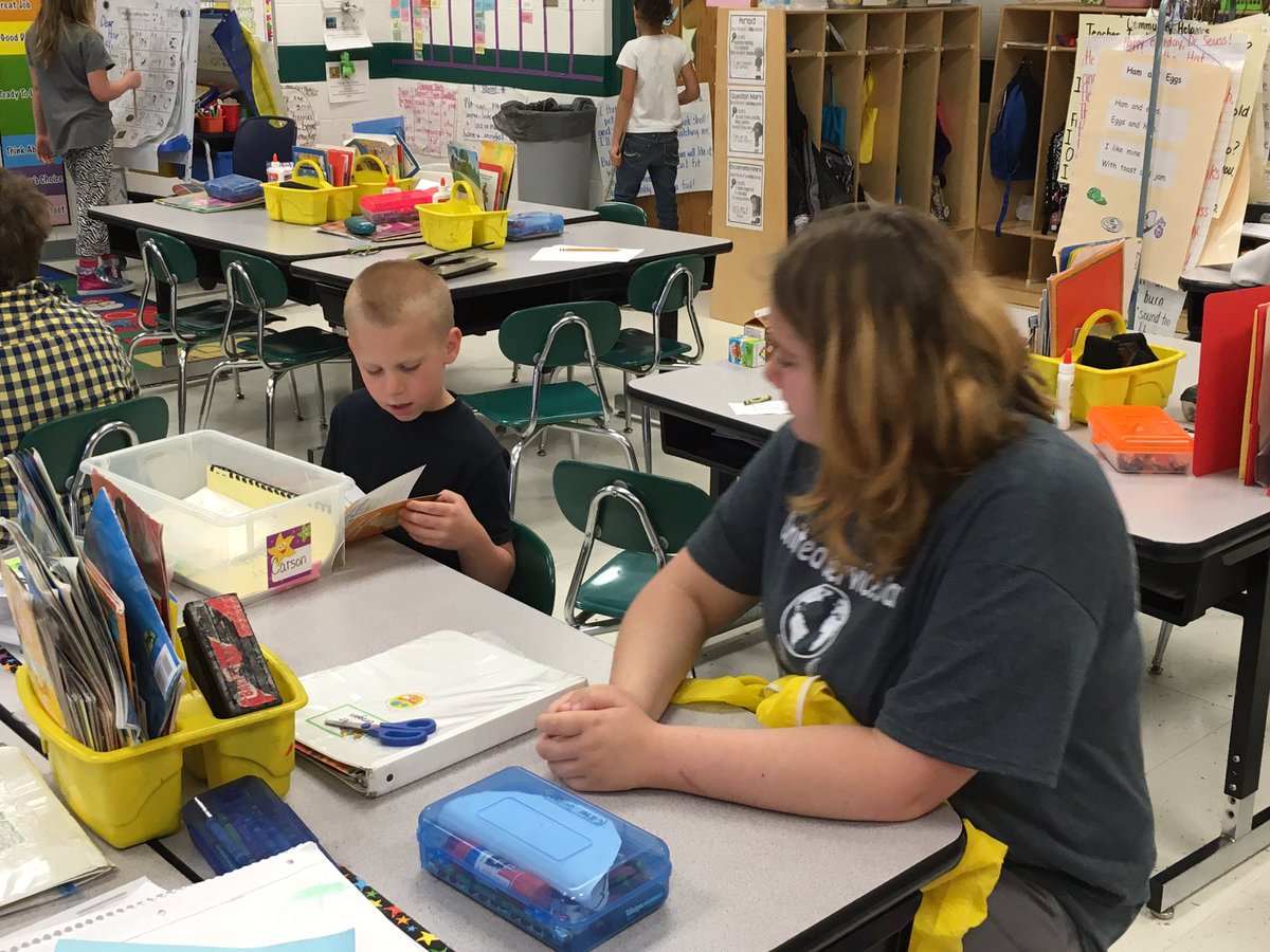 Kess_TaftHERO's tweet photo. Megan from Harding listened to some of my students read today!! #Taftpride #HardingUnited https://t.co/dqjucHf3dJ