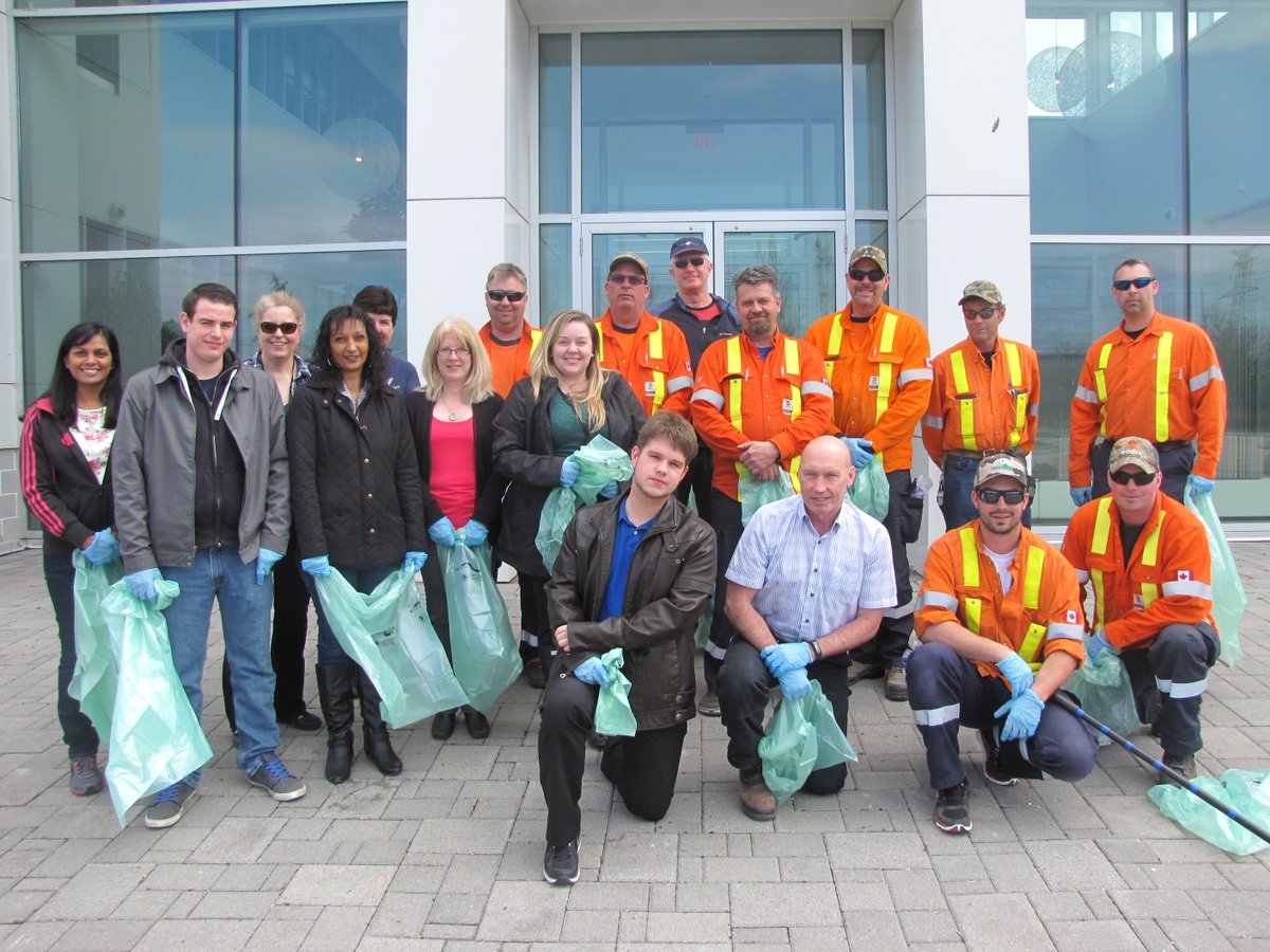 VeridianTweets's tweet photo. Our second community clean-up group took on the walkway at the front of our #Ajax bldg to Middlecote Dr. #AGLD2016 https://t.co/nCybKiDUgk