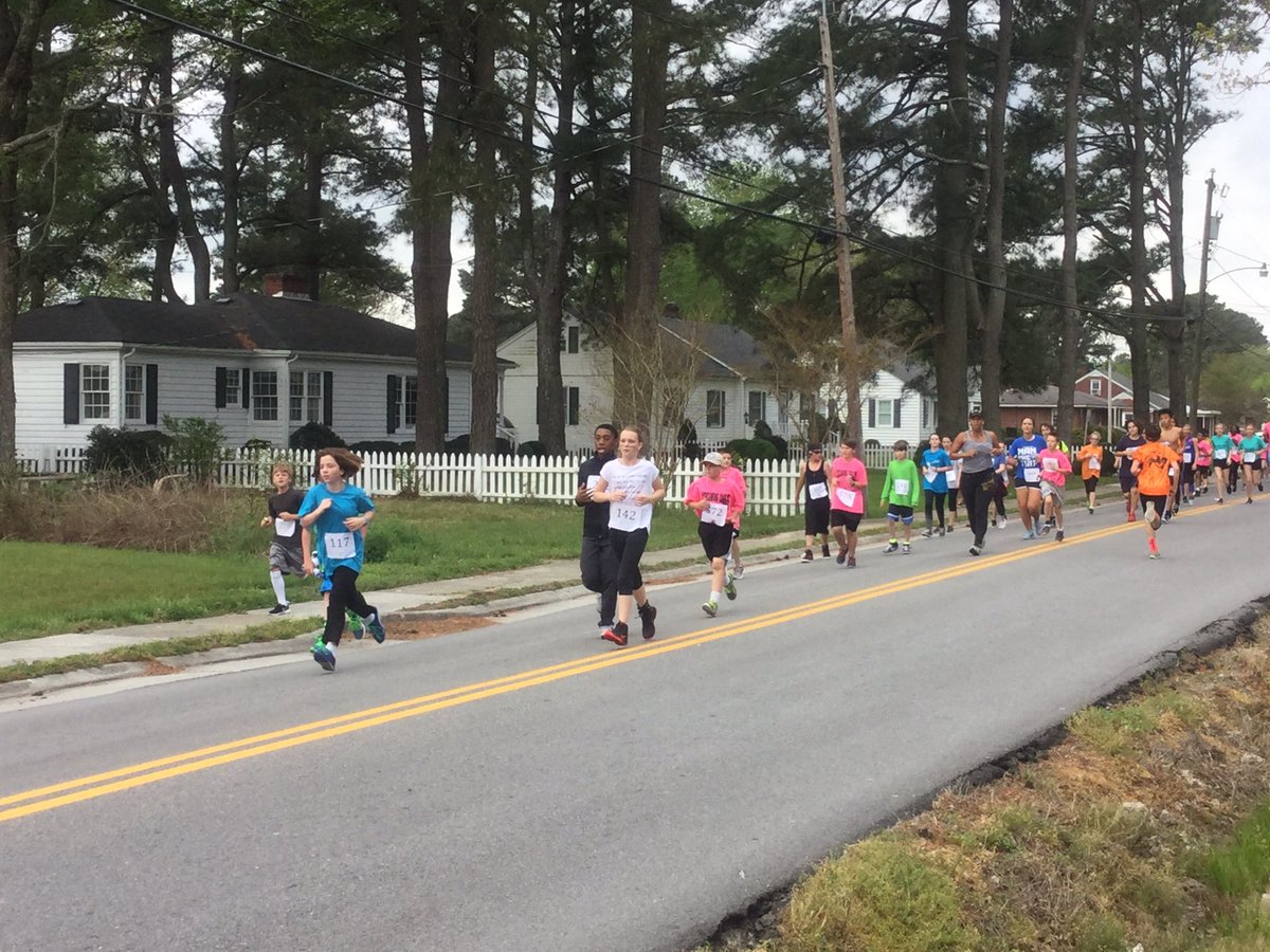 Jennie__b2's tweet photo. 5k day has finally come. And what a GREAT day it was. #awesome #gtmsrocks @GTMSTitans @IWCSchools https://t.co/Xsz34XaKqY