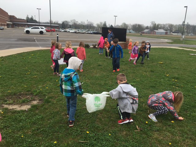 OtsegoPreK's tweet photo. Preschoolers helping clean up our school! #otsegoknights #HappyEarthDay #dontworrywewashedourhands https://t.co/KGb4nChj1k