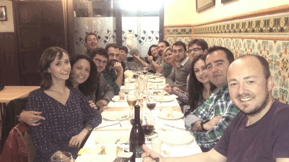 ZoaSanz's tweet photo. Cuántas ganas tenía de conocer a Mario Miret, de @LaTintaVino 😍 🍻🙌👏
#Delicanits @Carmenplatja https://t.co/UqBTEPLQDM