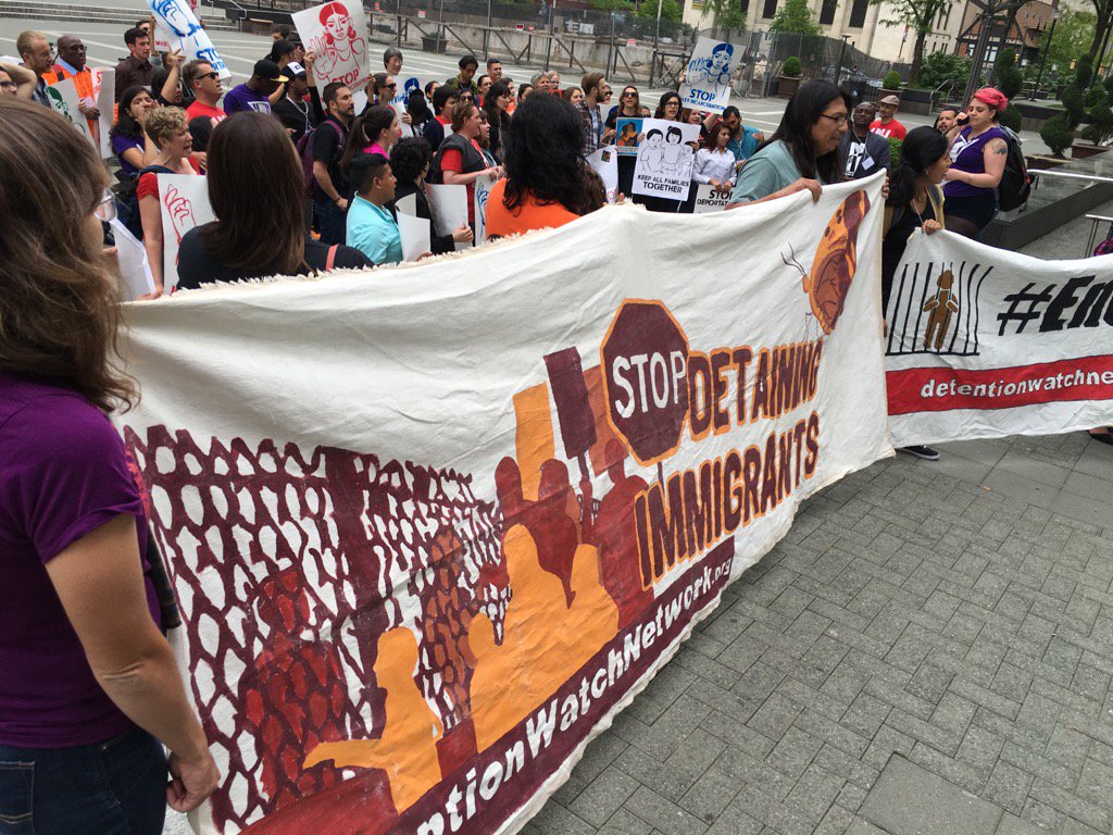 sg_chambita's tweet photo. At ICE in Baltimore, groups call for end to immigrant detention! #EndDetention #FueraICE #End287g #Not1More #pepcomm https://t.co/hSLG3b51ff