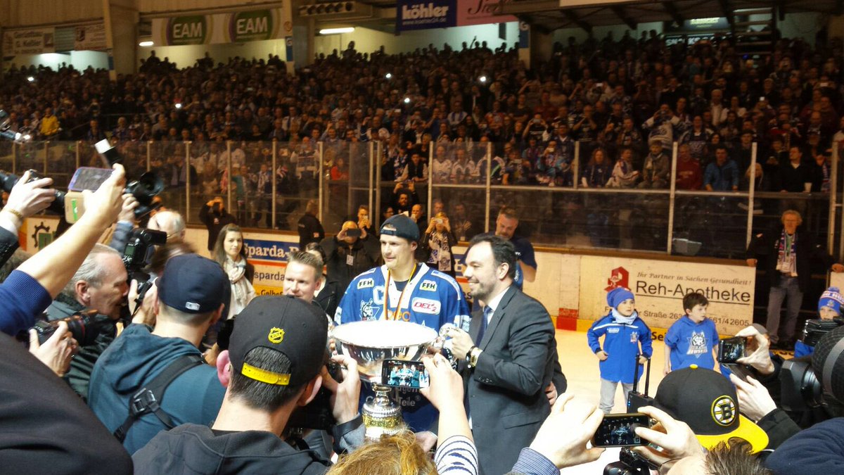 Frisch gebackene Meister! Stadtkämmerer Christian Geselle übergibt Pokal an #Huskies-Kapitän Manuel Klinge (eul) https://t.co/wu2HNF9lW7