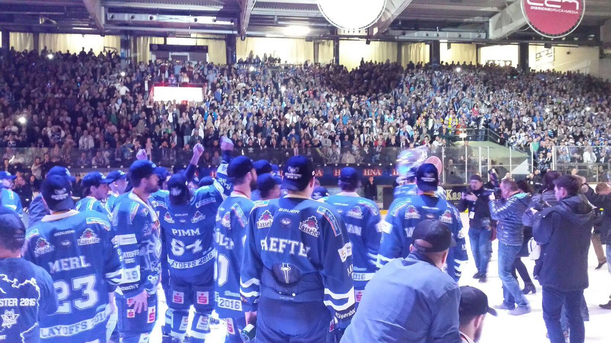 Was für ein Abend! #meister @ECKASSELHUSKIES #jetztwirdgefeiert #kassel (eul) https://t.co/aQnns9DYwk