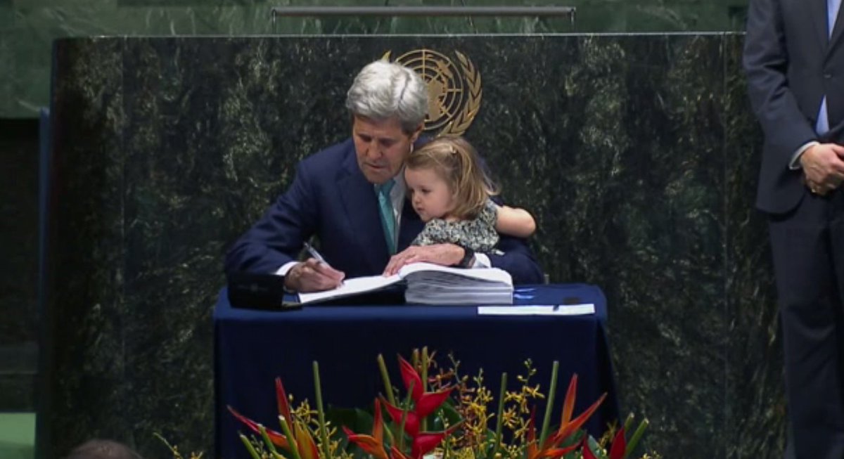 ElGlobalista's tweet photo. 175 world leaders sign UN climate accord for #EarthDay https://t.co/HnhuaudYke https://t.co/FbR2rr2LyX via @orapolitics