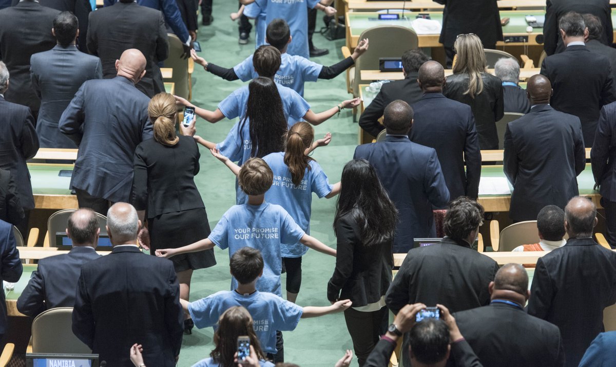UNICEF's tweet photo. Powerful moment earlier today as 197 children form #ClimateChain in front of world leaders! #ParisAgreement https://t.co/dqygiR4uKF