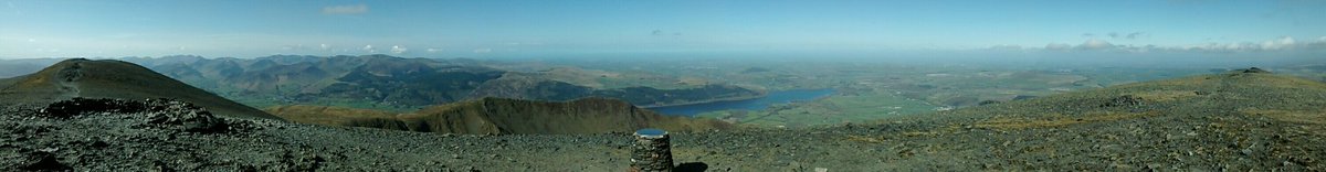 Ste2012h's tweet photo. Here's a panoramic ont summit plateau of #Skiddaw That's #UllockPike and #LongsideEdge int middle #BassLake n'all https://t.co/eM16eHPrLh