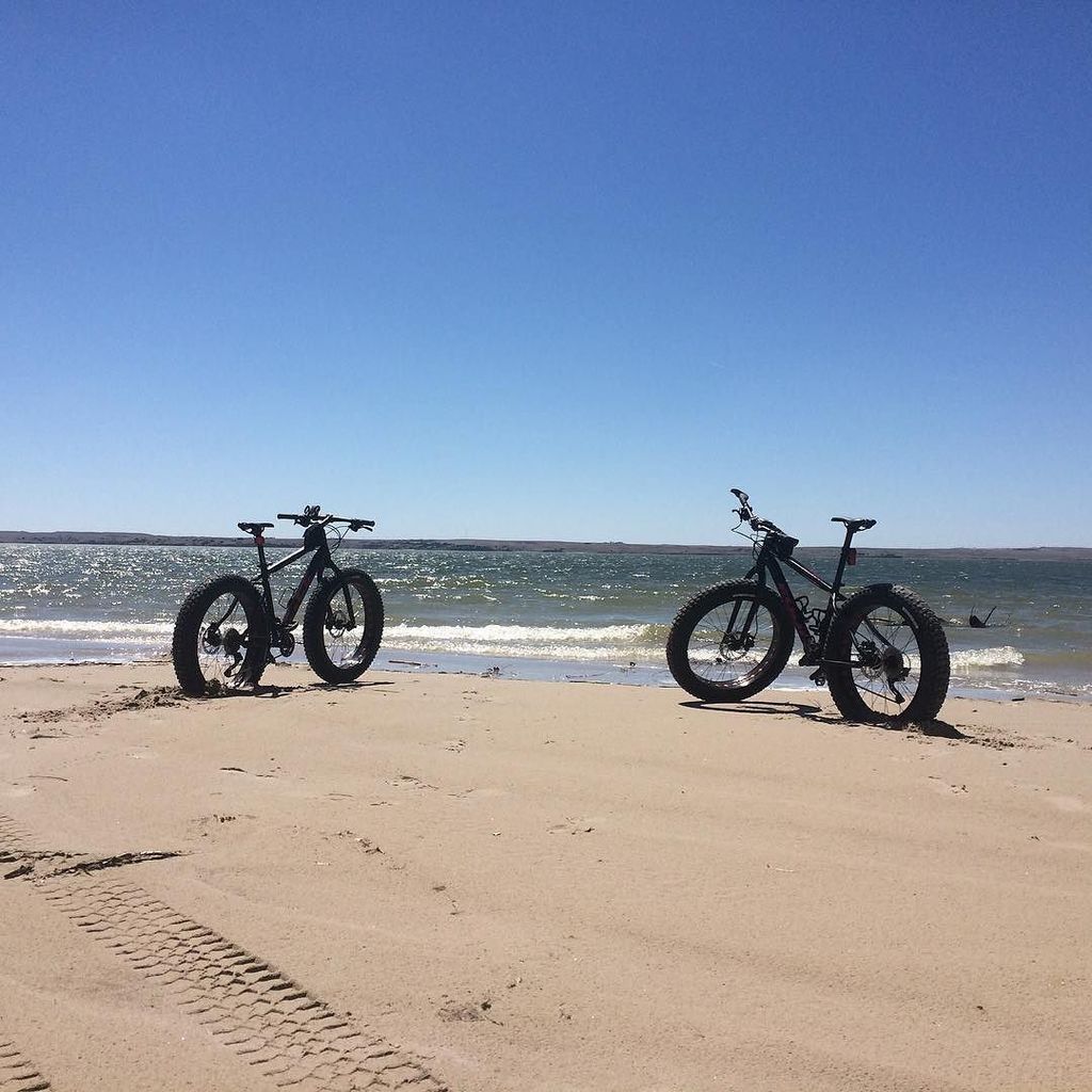 TuttoMTB's tweet photo. skuter911 / #fatbikes in their natural habitat. #ILoveLakeMac #lakemcconaughy #fujibikes #fatbike #fatbike https://t.co/QIEt8XYM3o